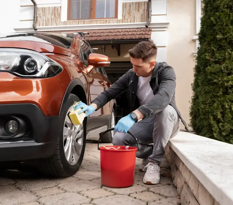 Lavage auto à domicile Ligny-en-Barrois : professionnel intervenant sur un véhicule